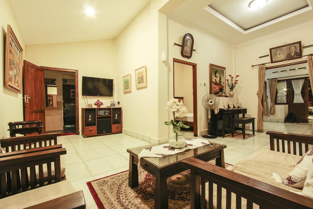 Griya Langen Guesthouse Yogyakarta Buitenkant foto