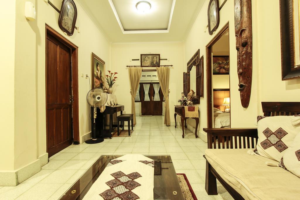 Griya Langen Guesthouse Yogyakarta Buitenkant foto