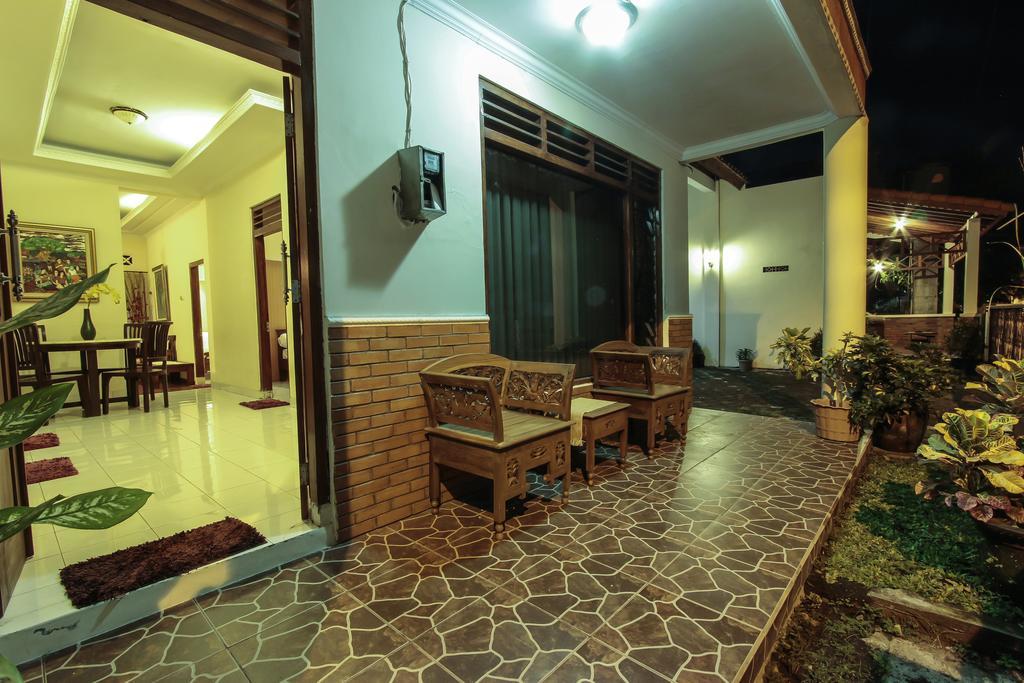 Griya Langen Guesthouse Yogyakarta Buitenkant foto