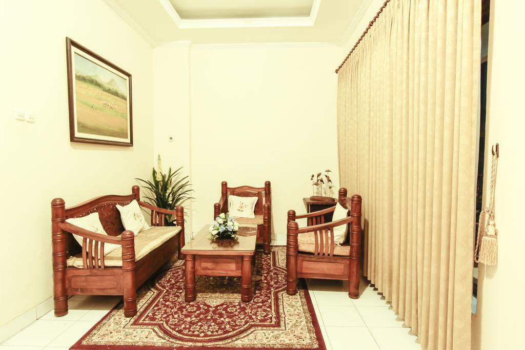 Griya Langen Guesthouse Yogyakarta Buitenkant foto
