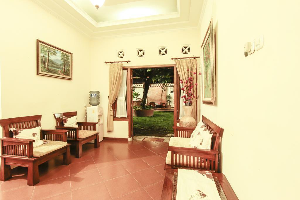 Griya Langen Guesthouse Yogyakarta Buitenkant foto